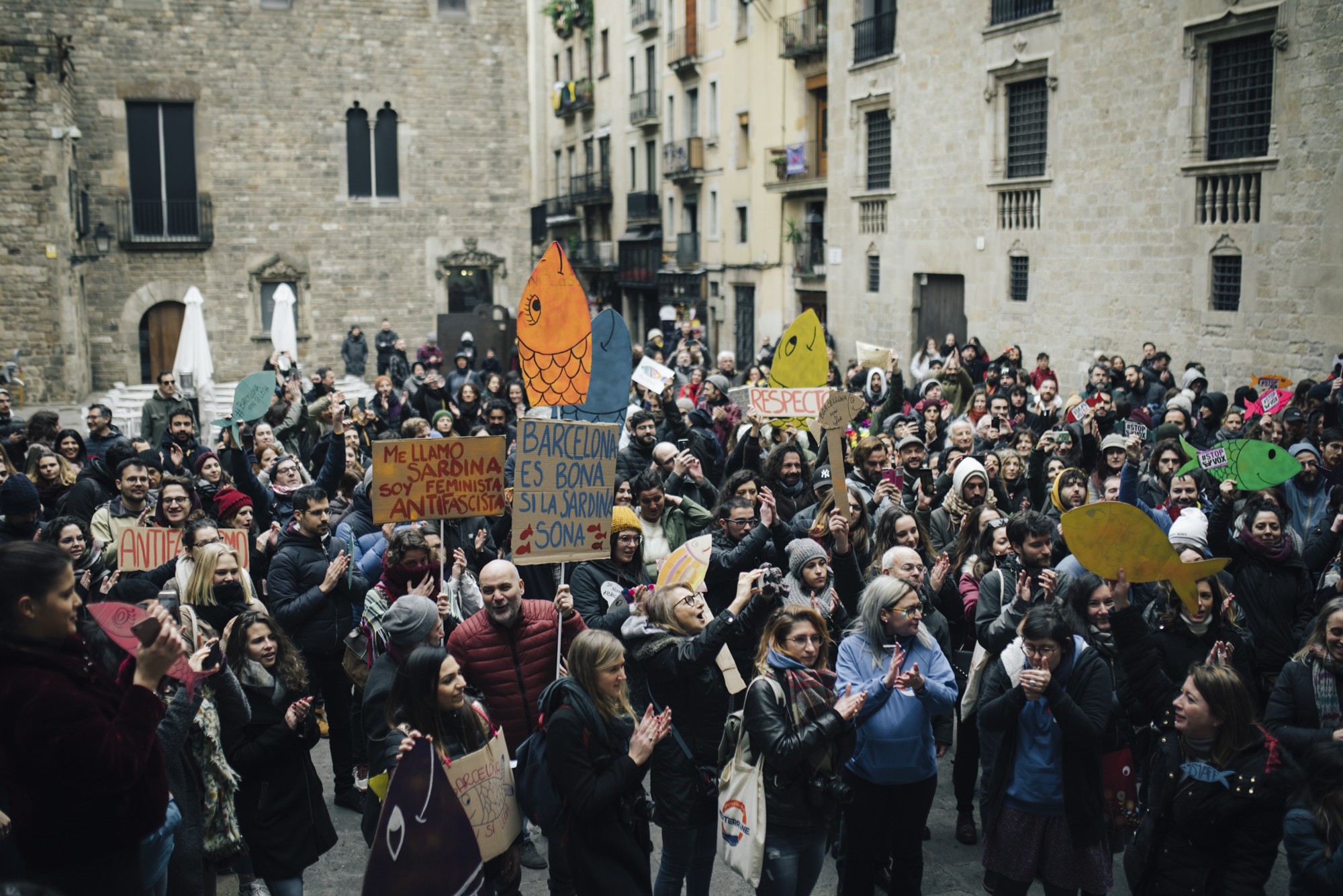 Some 500 people came together in the Italian sardines movement's first public protest in Barcelona (© Alice Brazzit)
